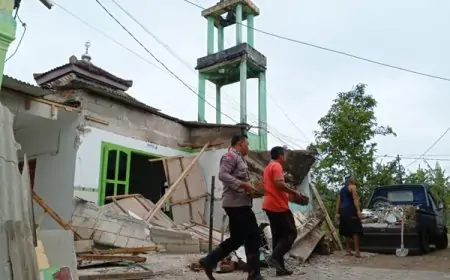 Menara Musholla Al Iman Pacitan Ambruk Akibat Gempa M 6,4