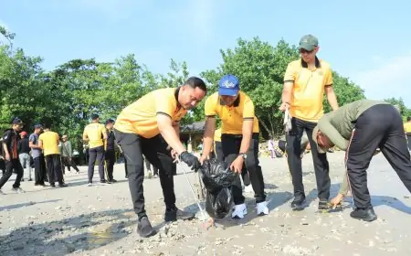 Bersihkan Pantai Delegan, Sinergi Forkopimda Gresik Jaga Kelestarian Lingkungan