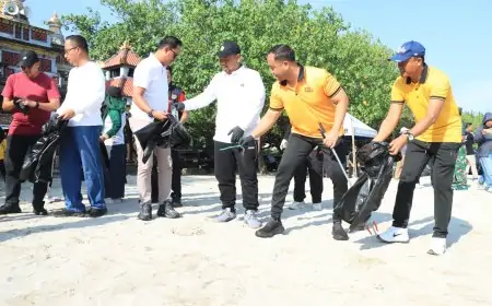 Bersama Santri, Forkompinda Gresik Bersihkan Pantai Dalegan, Dukung Program Presiden Prabowo