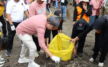 Bupati Jember Pimpin Langsung Gerakan Bersih - Bersih Pantai