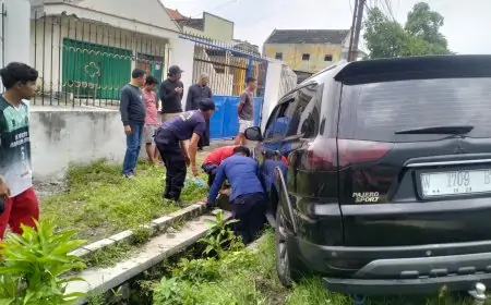 Respon Cepat Damkar Lamongan Selamatkan Pajero Terperosok ke Parit di Jalur Nasional Pucuk