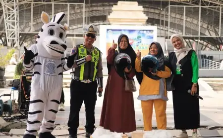 Satlantas Polres Gresik Sapa Warga di CFD WEP, Bagikan Helm SNI dan Edukasi Keselamatan