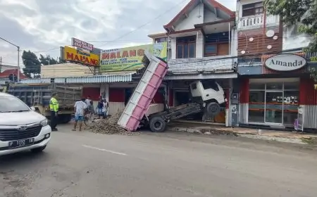 Dump Truk Muatan Krikil Alami Kecelakaan Tunggal di Situbondo, Bak Terangkat dan Tersangkut Kanopi Restoran