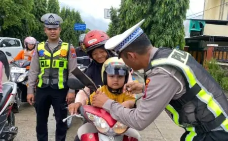 Bukan Surat Tilang, Pengendara Tertib di Trenggalek Justru Dikagetkan dengan Buket Bunga