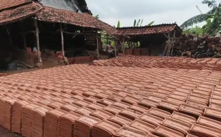 Pengrajin Genteng Tanah Liat di Lamongan Gantungkan Harapan pada Program Gentengisasi Prabowo