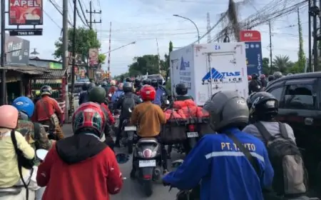 Perlintasan KA Cerme Lor Gresik Dikeluhkan Warga, Macet Parah Tiap Jam Sibuk