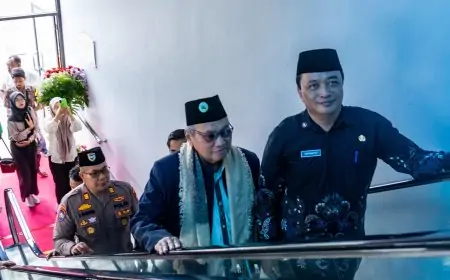 Eskalator Masjid Agung Gresik Mudahkan Ibadah Jamaah Lansia dan Disabilitas