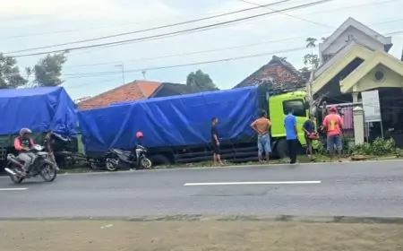Truk Gandeng Oleng Tabrak Tiga Rumah di Jalur Nasional Lamongan-Babat