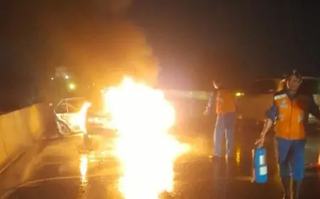 Korsleting Diduga Picu Sedan Tua Terbakar di Tol Surabaya–Gresik, Mobil Ludes Tanpa Sisa