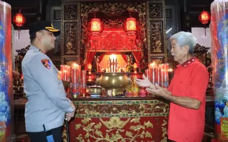 Pastikan Ibadah Imlek 2577 di Gresik Aman, Kapolres Sambangi Klenteng Kim Hin Kiong