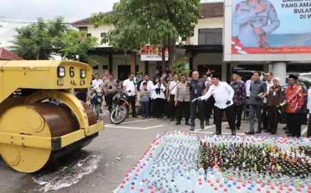 Bupati Warsubi dan Forkopimda Jombang Musnahkan 7.310 Botol Miras