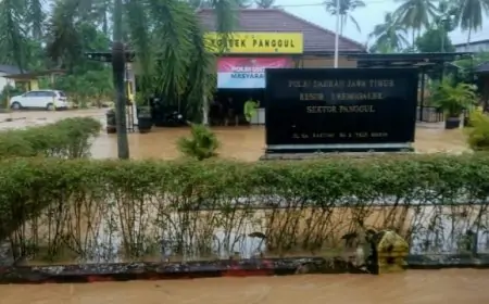 Lumpuh Total Akibat Luapan Sungai, Mapolsek Panggul dan Jalur Trenggalek-Pacitan Terendam Banjir