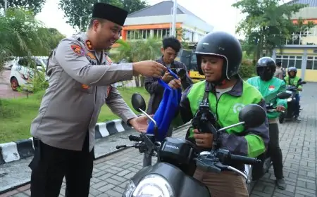 Polres Gresik dan Bhayangkari Turun Jalan Bagikan 200 Takjil
