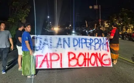 Pasang Spanduk Sindiran di Jalan Nasional Rusak Parah, Warga Manyar Gresik Desak BBPJN Segera Bertindak