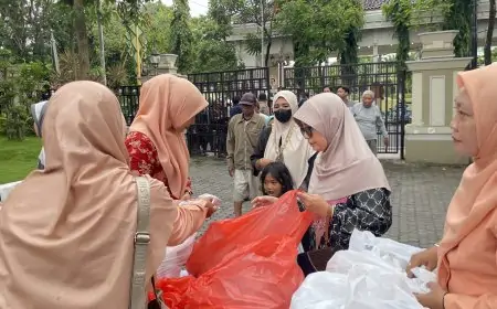 Ratusan Warga Lamongan War Takjil di Pendopo Lokatantra, 300 Paket Ludes dalam 10 Menit