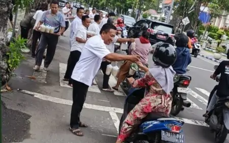 Karyawan Perhutani KPH Jombang dan Perencanaan Wilayah Bagikan Takjil