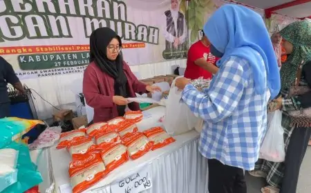 Warga Lamongan Rela Antre Berjam-jam Demi Sembako Murah Pemprov Jatim