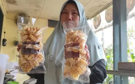 Berkah Ramadan Usaha Rumahan Kue Kembang Goyang di Jombang Panen Cuan