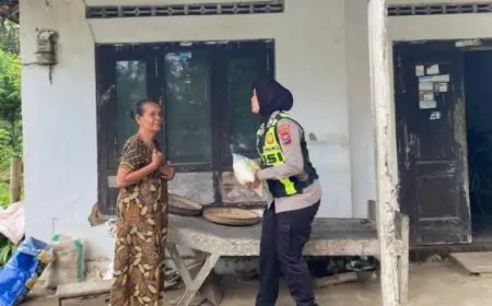 Patroli Sambil Berbagi, Satlantas Polres Trenggalek Sasar Warga Kurang Mampu di Bulan Ramadan