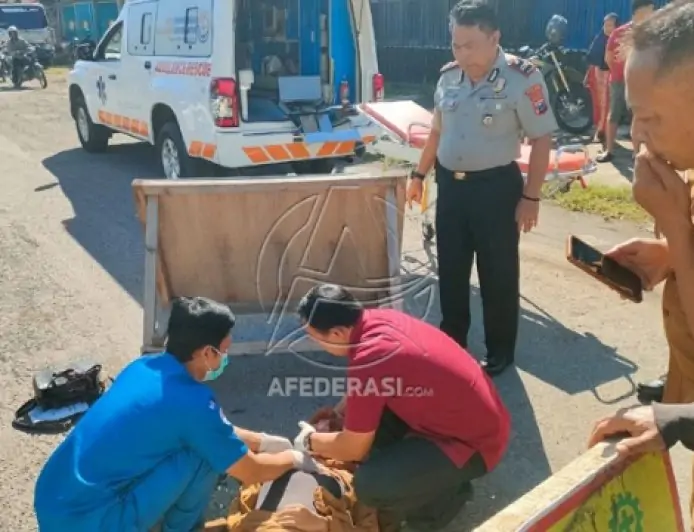 Jalan Berlubang di Campurdarat Diduga Picu Kecalakaan Beruntun Tiga Kendaraan, Pengendara Nmax Tewas di Lokasi