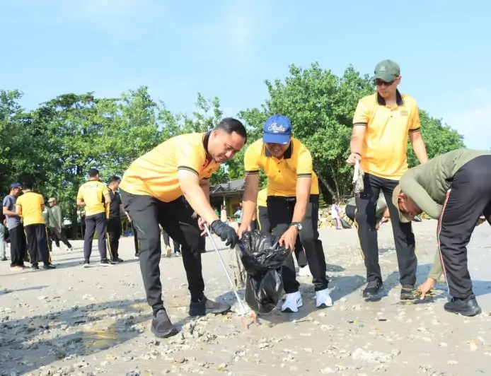 Bersihkan Pantai Delegan, Sinergi Forkopimda Gresik Jaga Kelestarian Lingkungan