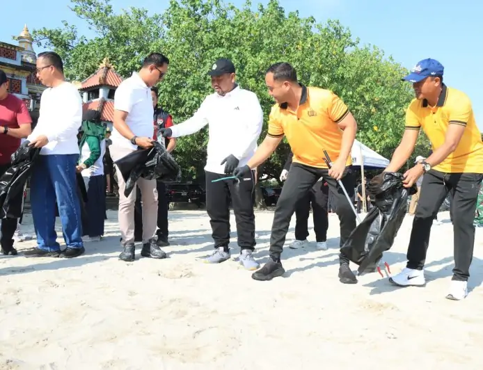 Bersama Santri, Forkompinda Gresik Bersihkan Pantai Dalegan, Dukung Program Presiden Prabowo