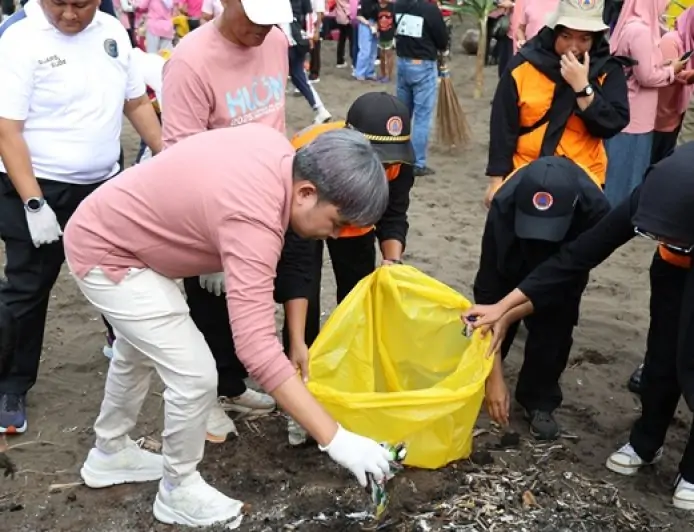 Bupati Jember Pimpin Langsung Gerakan Bersih - Bersih Pantai