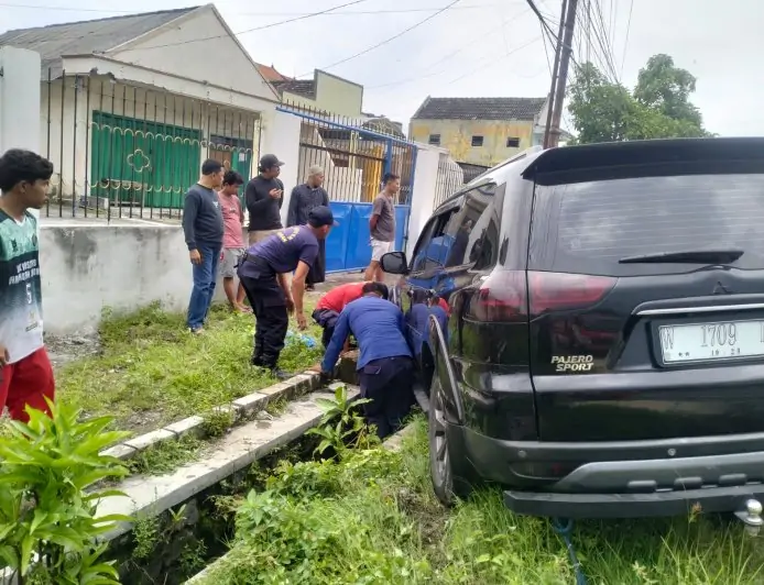 Respon Cepat Damkar Lamongan Selamatkan Pajero Terperosok ke Parit di Jalur Nasional Pucuk