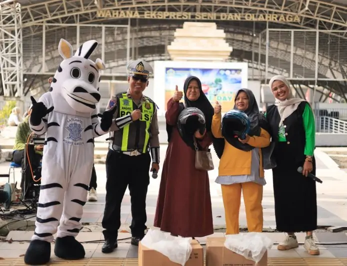 Satlantas Polres Gresik Sapa Warga di CFD WEP, Bagikan Helm SNI dan Edukasi Keselamatan