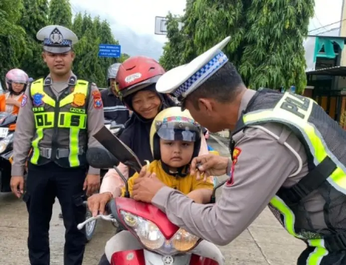Bukan Surat Tilang, Pengendara Tertib di Trenggalek Justru Dikagetkan dengan Buket Bunga