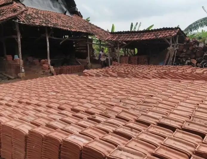 Pengrajin Genteng Tanah Liat di Lamongan Gantungkan Harapan pada Program Gentengisasi Prabowo