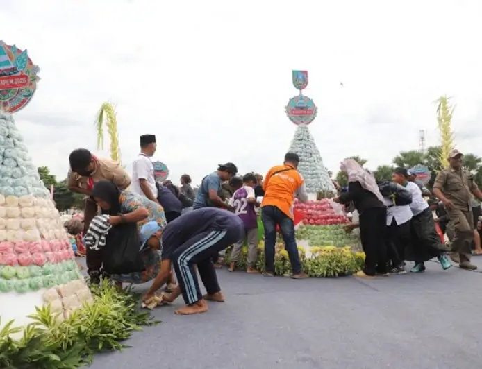 Sajikan 15.750 Apem, Bupati Warsubi  Ajak Toleransi Sambut Ramadan