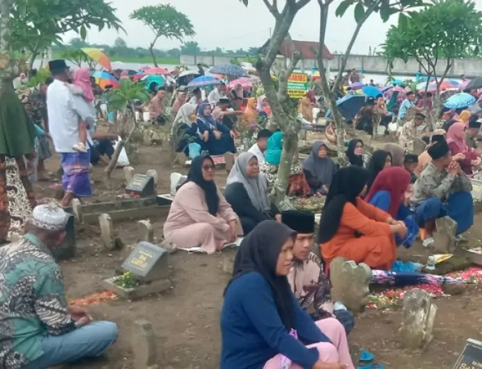 TPU Desa Pucangsimo Dipadati Ratusan Warga,  Kirim Doa Bersama kepada Leluhur