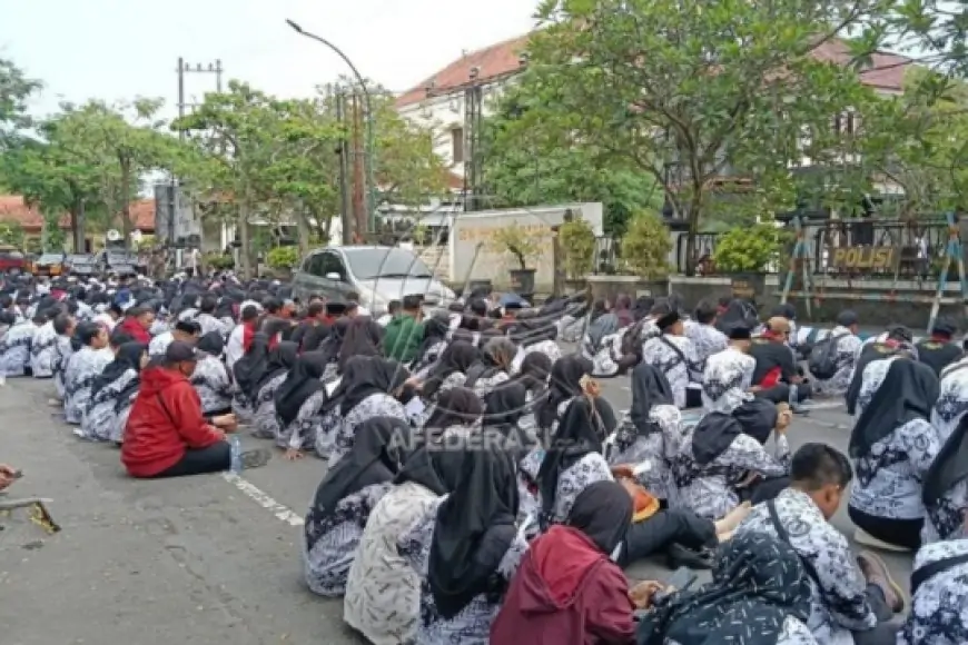 Ironi Guru PPPK Paruh Waktu Tulungagung : Status Berubah, Penghasilan Anjlok