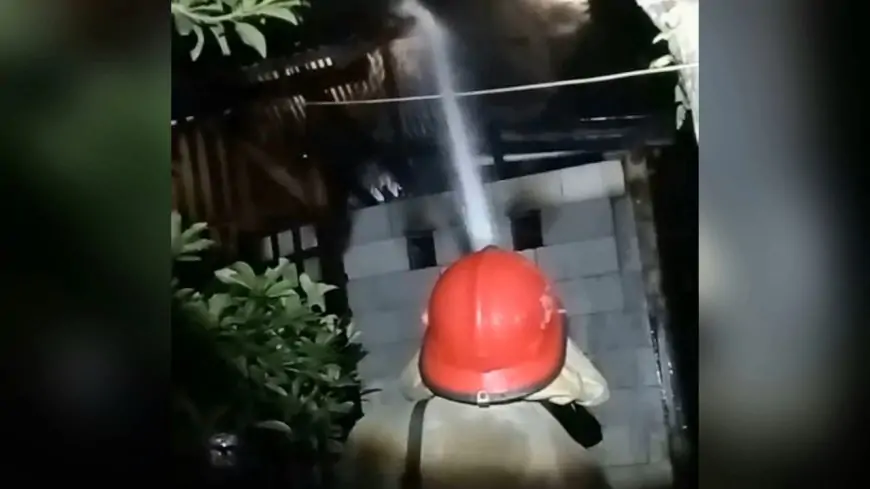 Gudang Meubel di Lamongan Terbakar Pagi Buta, Kerugian Ditaksir Mencapai Rp.30 Juta