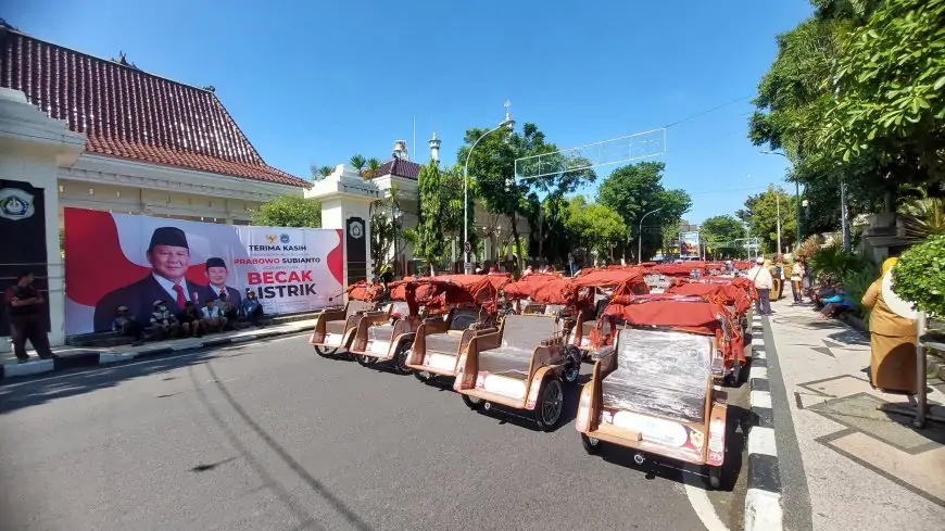 Wajah Bahagia Abang Becak di Lamongan Terima 200 Unit Becak Listrik dari Presiden Prabowo
