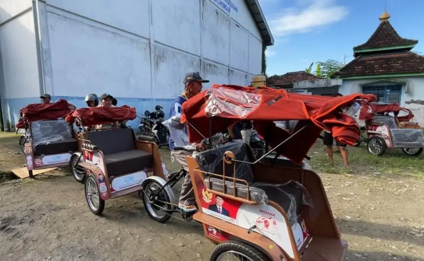 Wajah Bahagia Abang Becak di Lamongan Terima 200 Unit Becak Listrik dari Presiden Prabowo