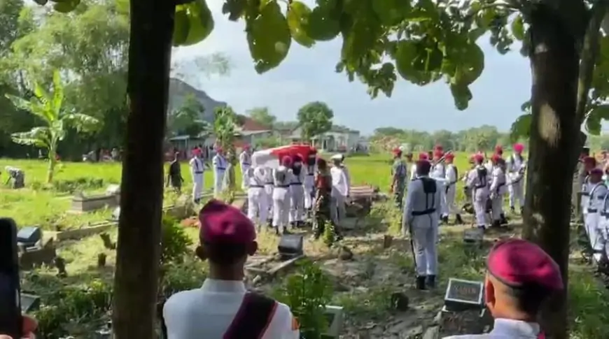 Pemakaman Prajurit Marinir Asal Lamongan Korban Longsor Cisarua Diwarnai Isak Tangis Keluarga