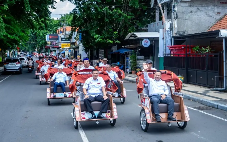 Dari Kayuhan Berat ke Motor Listrik, Presiden Prabowo Bantu Tukang Becak Lansia Gresik