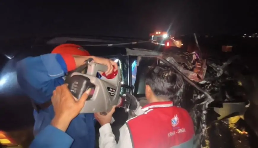 Penyelamatan Dramatis Mobil Pajero Hancur di Tol Krian–Gresik, Korban Tak Sadarkan Diri
