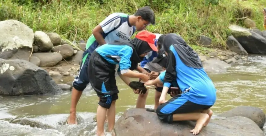 Jaga Kelestarian DAS Brantas, PJT I Edukasi Puluhan Sekolah Pantau Kualitas Air Sungai