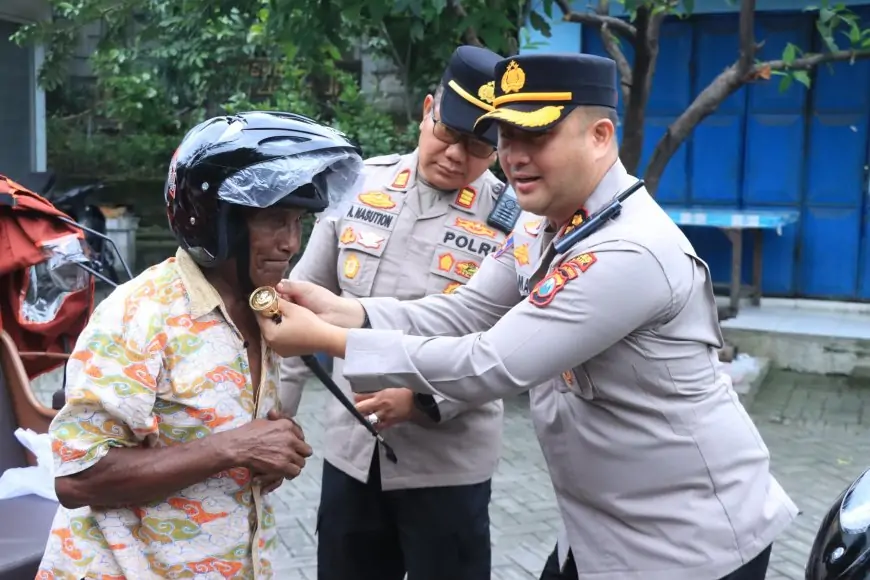 Peduli Keselamatan, Kapolres Gresik Bagi Helm Gratis kepada Pengemudi Becak Listrik