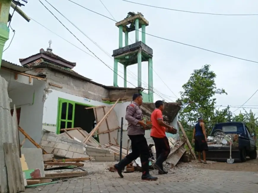 Menara Musholla Al Iman Pacitan Ambruk Akibat Gempa M 6,4