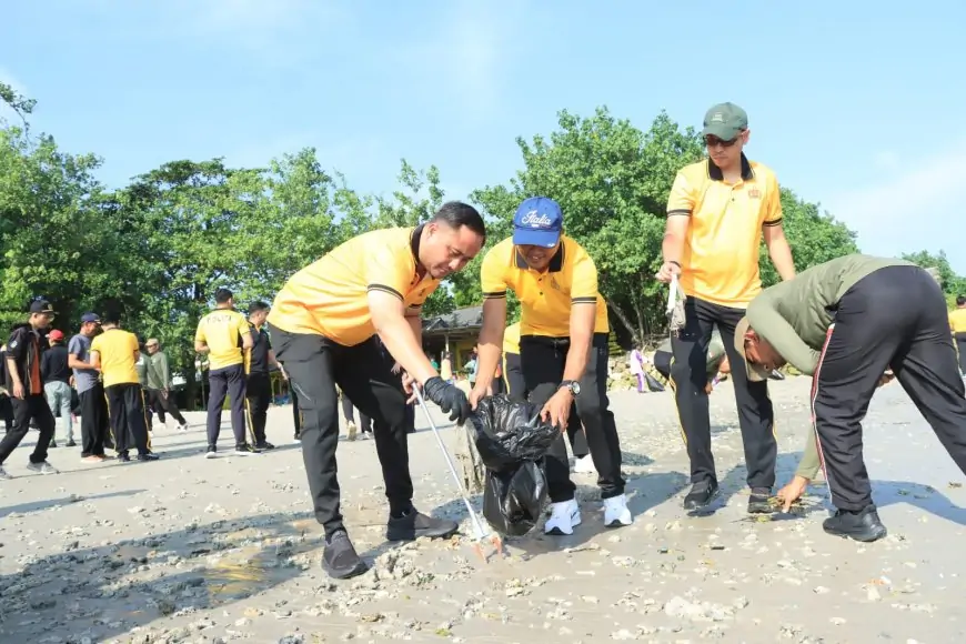 Bersihkan Pantai Delegan, Sinergi Forkopimda Gresik Jaga Kelestarian Lingkungan