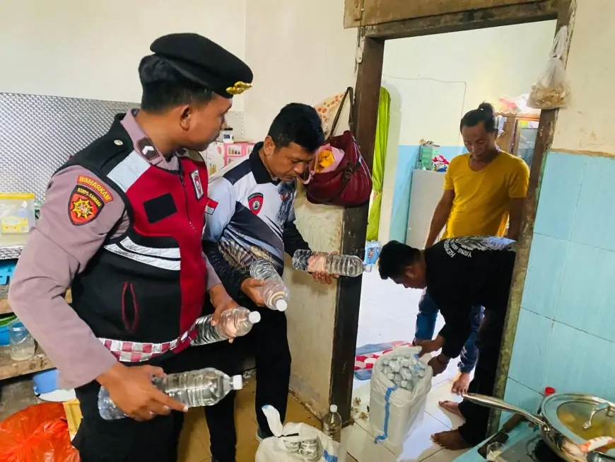 Polres Lamongan Sita Puluhan Botol Arak di Brondong Hasil Operasi