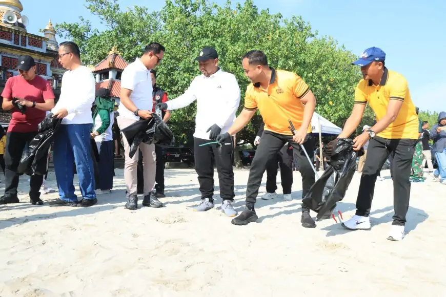 Bersama Santri, Forkompinda Gresik Bersihkan Pantai Dalegan, Dukung Program Presiden Prabowo