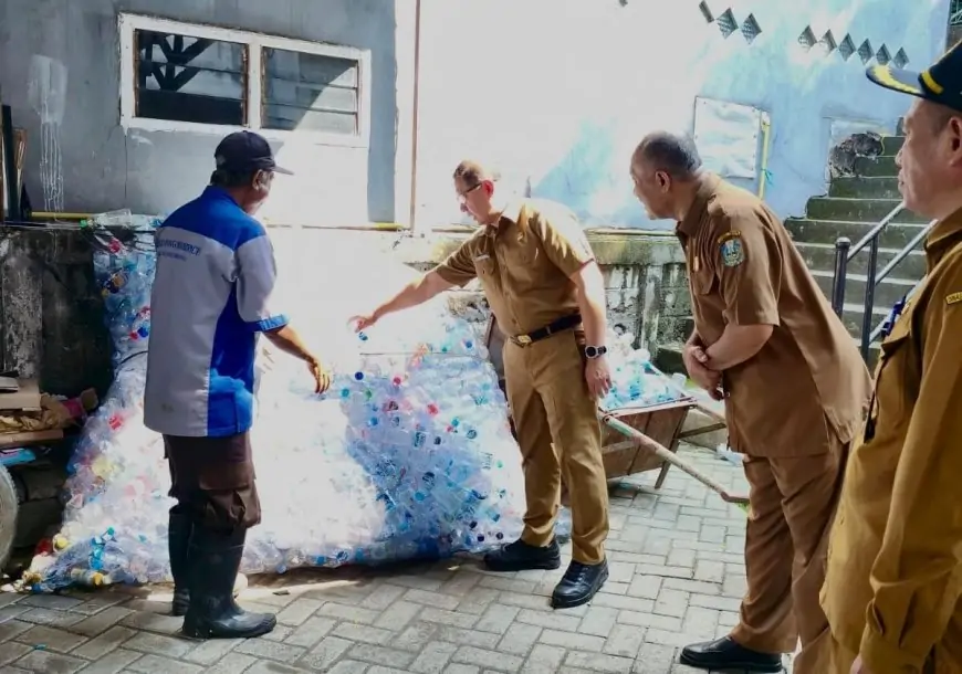 Dindik Jatim Ajak Sekolah Serentak Bersih-Bersih Satu Jam, Wujudkan Lingkungan Asri dan Zero Waste