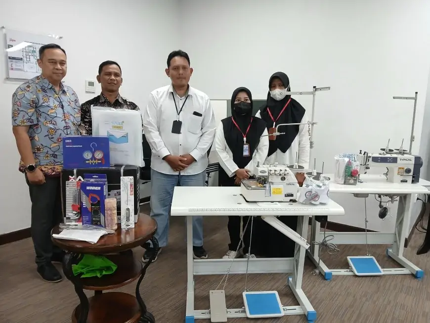 Bangun Usaha Mandiri Warga Sekitar KEK Gresik, PT BKMS Salurkan Bantuan Alat Wirausaha