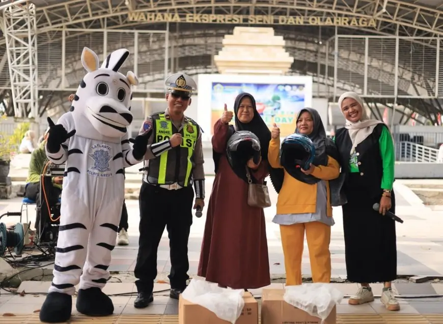 Satlantas Polres Gresik Sapa Warga di CFD WEP, Bagikan Helm SNI dan Edukasi Keselamatan