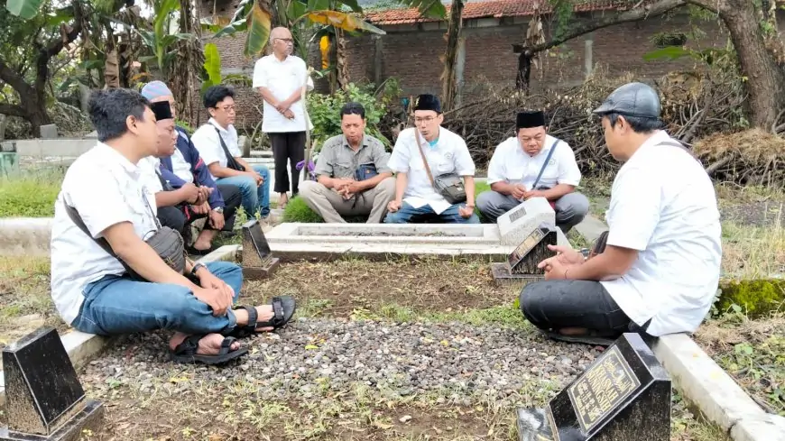 Kenang Jasa Senior, KWGe Gresik Ziarah dan Beri Tali Asih untuk Keluarga Wartawan